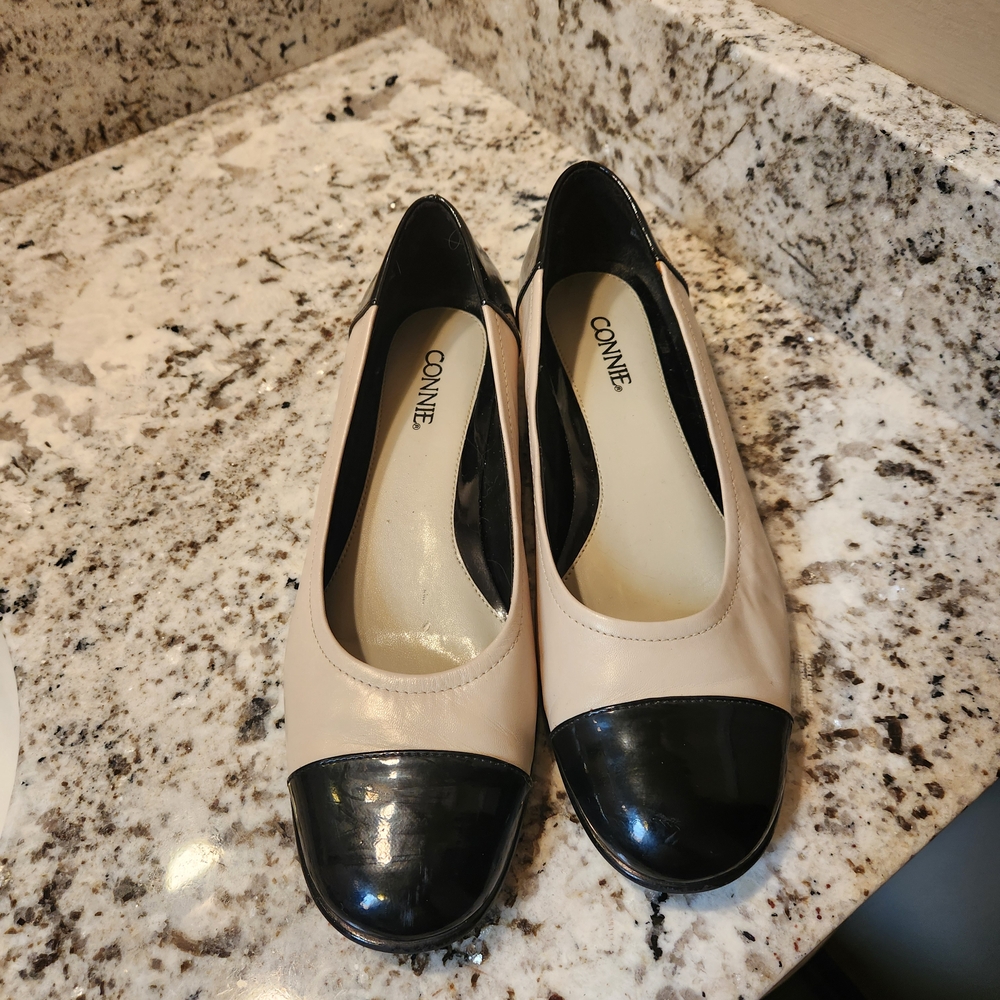 Connie Women's Cream and Black Flats 9M